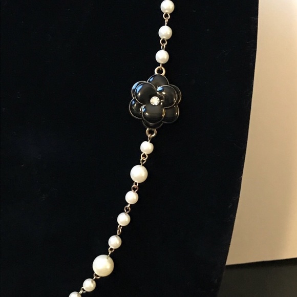 ⚜️• Pearls & Enamel/Rhinestone Necklace - Picture 5 of 8